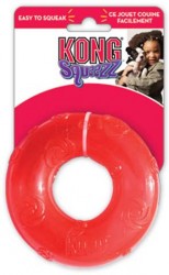 Резиновая игрушка для собак Kong Сквиз Кольцо большое с пищалкой